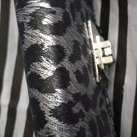 Michael Kors Shiny Leather Empire Leopard Print Silver Latch Perfect Condition - Picture 8 of 11